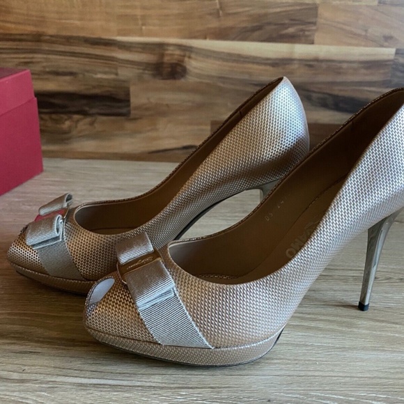 Salvatore Ferragamo Grazia Pebble Leather Bow Pumps in Champagne Silver, 10B - Picture 2 of 10